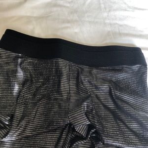 BCBG elastic waist leggings size medium shiny ✨